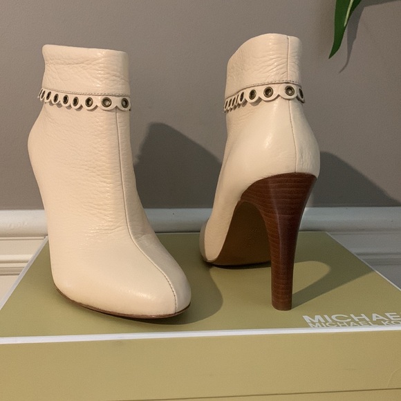 Michae Kors Woman’s Roadie Cream Bootie Size 7 - Picture 7 of 14